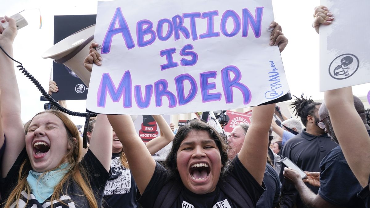 Nejvyšší soud v USA zrušil právo na potrat. Tragický omyl, kritizuje to Biden